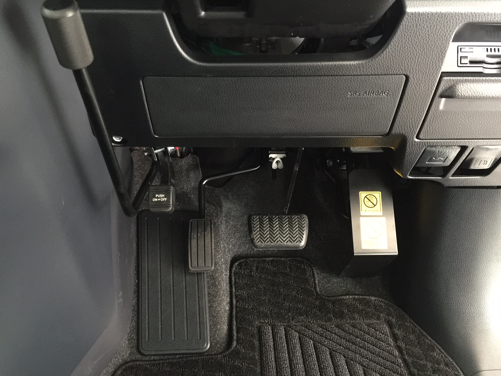 トヨタ ヴォクシー 左足アクセルペダル La 1 運転する喜びをお手伝いします ケアカーズ福祉車両改造のページ